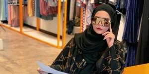 Vivi Zubedi Kawinkan Dua Kain Tradisional Indonesia di Moskow