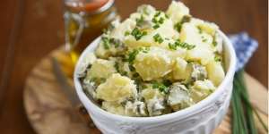 3 Trik Bikin Salad Kentang Makin Kaya Rasa