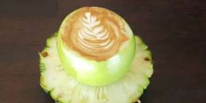 Uniknya Sajian Kopi Latte dalam Buah, Mau Coba?