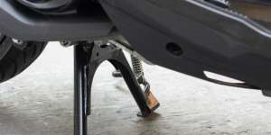Cara Menurunkan Standar Motor Ala Cowok dan Cewek, Kamu Setuju?