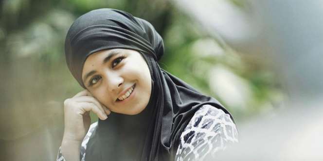 Tetap Syar'i, Gaya Kece Risty Tagor Mendaki Gunung