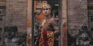 Gagah, Potret Verrell Bramasta Kenakan Baju Adat Bali