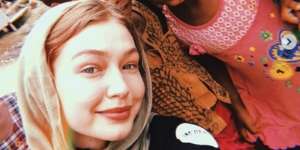 Baru Sebulan Melahirkan, Gaya Gigi Hadid dengan Perut Rata Bikin Tercengang