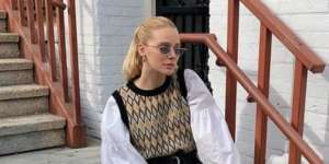 4 Inspirasi Padu Padan Tren Sweater Vest