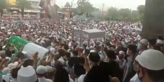 Masya Allah... Lautan Manusia Antar Jenazah KH Nurul Anwar di Bekasi