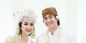Kevin Aprilio Pamer Foto di Ranjang Bareng Istri, Komentar Memes Disorot