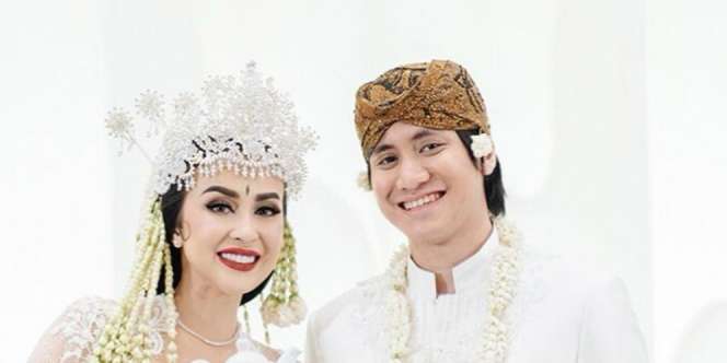Kevin Aprilio Pamer Foto di Ranjang Bareng Istri, Komentar Memes Disorot