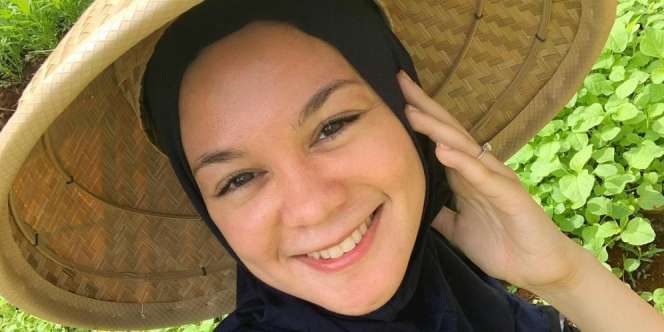 Jadi Petani, Tantri Namirah Tetap Stylish Pakai Blazer