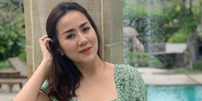Tante Ernie Berpose di Kolam Renang, Gombalan Vicky Prasetyo Jadi Sorotan