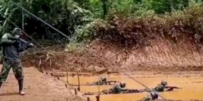Keras! Ternyata Begini Latihan Anggota TNI, Merayap Sambil Ditembaki
