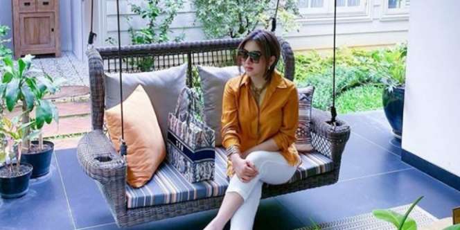 Biasa Tenteng Hermes, Kini Syahrini Pakai Tas Lokal