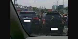 Bak Bombom Car, Viral Video Dua Mobil Saling Adu Senggol di Cibubur