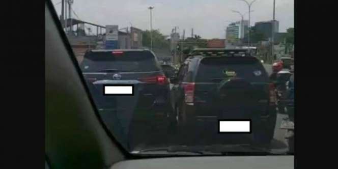 Bak Bombom Car, Viral Video Dua Mobil Saling Adu Senggol di Cibubur