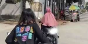 Emak-Emak Beraksi Lagi! Santai Nyalip dari Jalur Tengah, Si Gadis Cuma Melongo