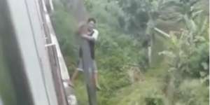 Ngeri, Video Pengemudi Motor Bergelantung di Tiang Rel Kereta