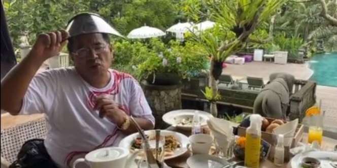 Sindir Pengguna Tik Tok, Hotman Paris: Maaf Aku Makan Di Pinggir Jalan