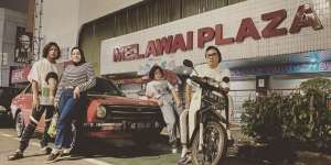 10 Potret Keluarga Uya Kuya dengan Tema Retro, Klasik Banget