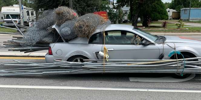 Ford Mustang Disiksa Angkut Barang Bangunan