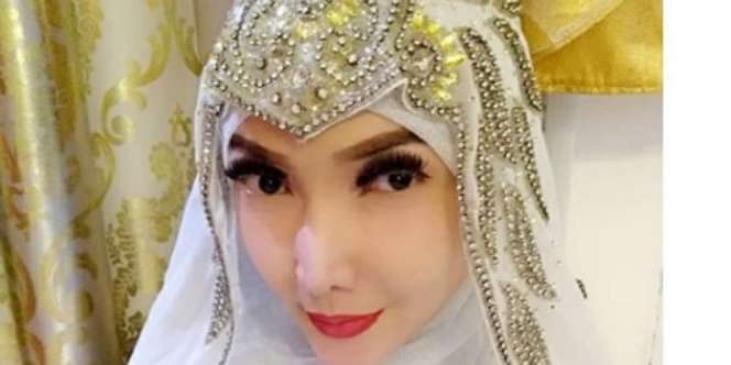 Kenakan Busana Pengantin, Roro Fitria Menikah?