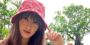 Berenang Pakai Bikini, Anting Nia Ramadhani Malah Disorot