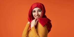 4 Inspirasi Padu Padan Sweater dan Kemeja