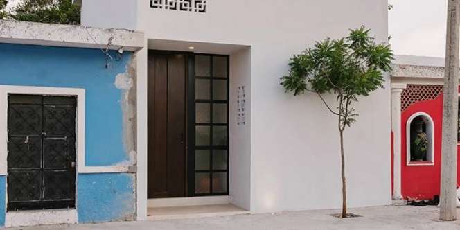 Area Depan Berkesan Sederhana, Bagian Dalam Rumah Ini Bak Resort