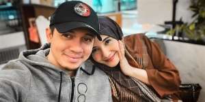 Zaskia Sungkar Hamil, Begini Potret Romantisnya Irwansyah pada Sang Istri