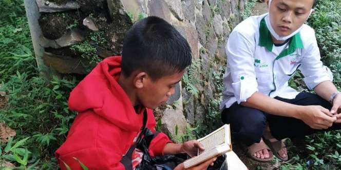 Sosok Akbar, Pemulung Viral Berteduh Sambil Baca Alquran