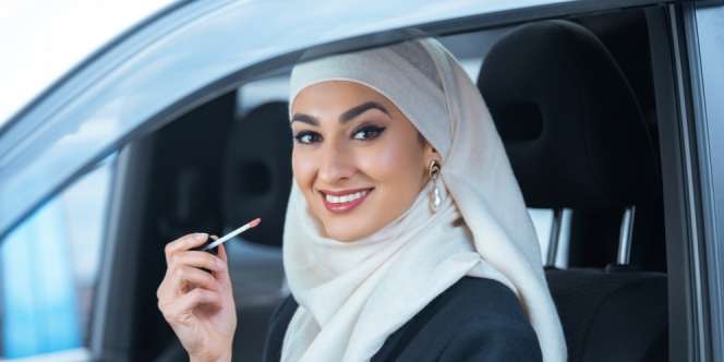 3 Trik Mengaplikasikan Lip Gloss Agar Lebih Tahan Lama