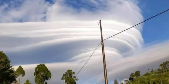 Fenomena Awan Aneh Hiasi Langit Gunung Lawu