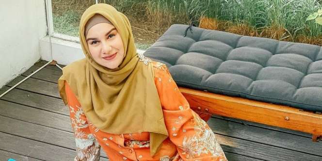 Baru Melahirkan, Irish Bella Modis Berbalut Gamis