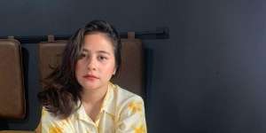 Naik Becak, Pose Duduk Prilly Latuconsina Jadi Sorotan