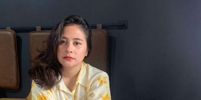Naik Becak, Pose Duduk Prilly Latuconsina Jadi Sorotan