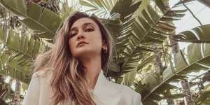 Seksi Pakai Off-Shoulder Dress, Tentengan Luna Maya Bikin Salfok
