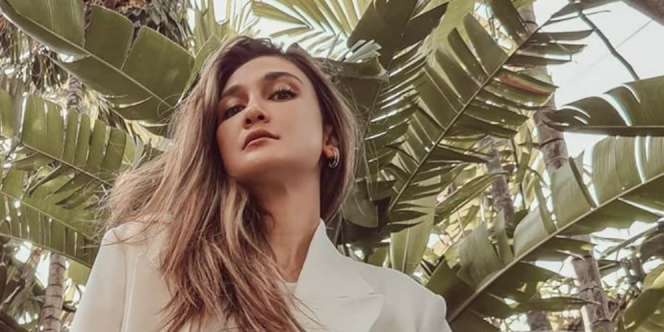 Seksi Pakai Off-Shoulder Dress, Tentengan Luna Maya Bikin Salfok