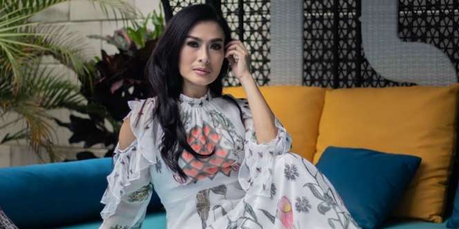 Sewot Belum Kenal Kekasih Ayu Ting Ting, Iis Dahlia `Disuap` Pakai Seragam Nikah