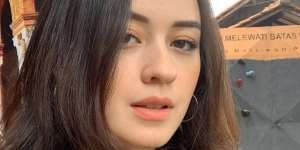 Berbalut Kain Transparan, Potret Seksi Kimberly Ryder yang Hamil Besar