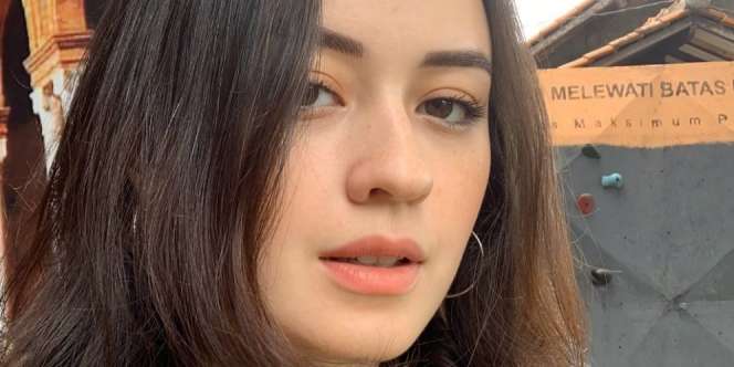 Berbalut Kain Transparan, Potret Seksi Kimberly Ryder yang Hamil Besar
