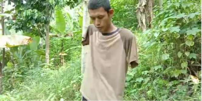 Meski Kekurangan, Hatib Tetap Kreatif Mengais Rezeki