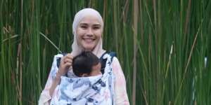 Main di Ladang, Zaskia Mecca Modis Pakai Piyama Tie Dye