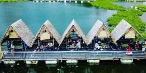Bandung Barat Punya Resto Apung, Aksesnya Harus Naik Perahu