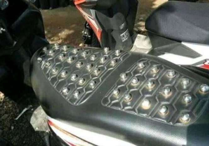 Jok Motor Ini Bikin Netizen Auto Ngilu
