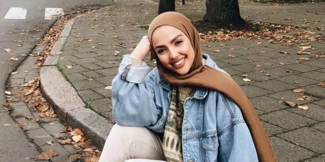 Inspirasi Gaya Hijab dan Jaket Denim untuk Berbagai Suasana