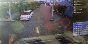 Heboh Penampakan Tuyul Siang Bolong Terekam CCTV