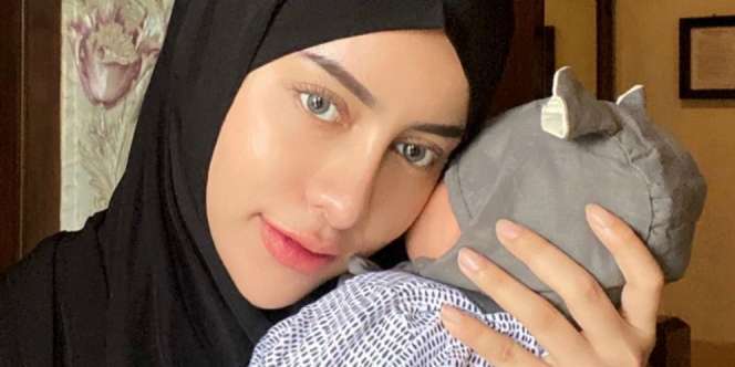 Baru Melahirkan, Aghnia Punjabi Memesona di Acara Aqiqah