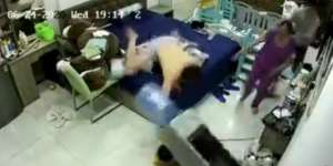 Aksi Heroik Ayah Selamatkan Anak Hampir Tertimpa Galon, Refleks Luar Biasa!