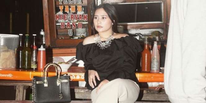Makan Mie Ayam di Emperan, Potret Prilly Latuconsina Jadi Sorotan