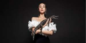5 Potret Anya Geraldine Gendong Buaya