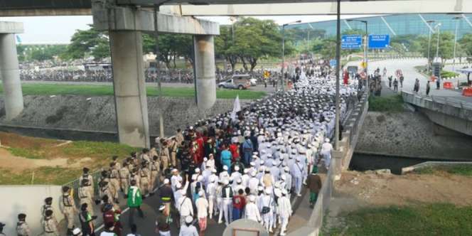 Ribuan Orang Jemput Habib Rizieq di Bandara Soekarno-Hatta