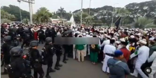 Sambut Habib Rizieq, Massa FPI Long March Menuju Bandara Soekarno-Hatta